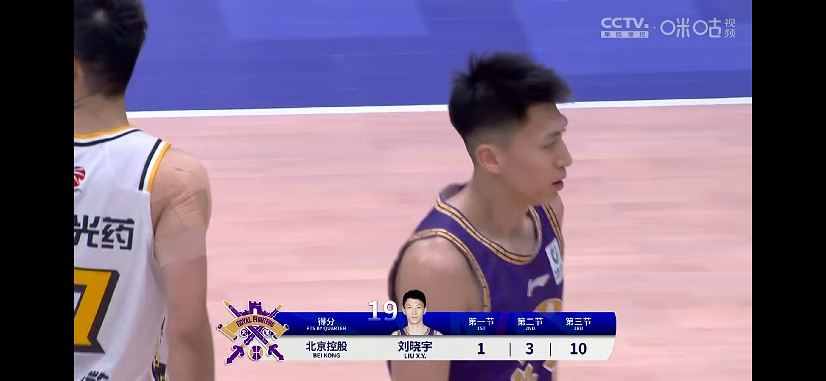 浙江东阳光队在CBA比赛中击败强敌，晋级八强