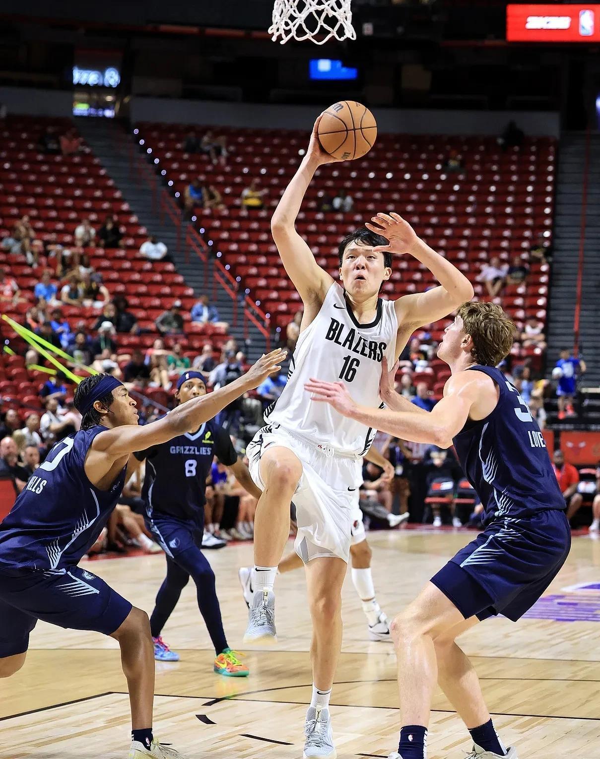 黄蜂球员发挥稳定，球队备战顺利的简单介绍