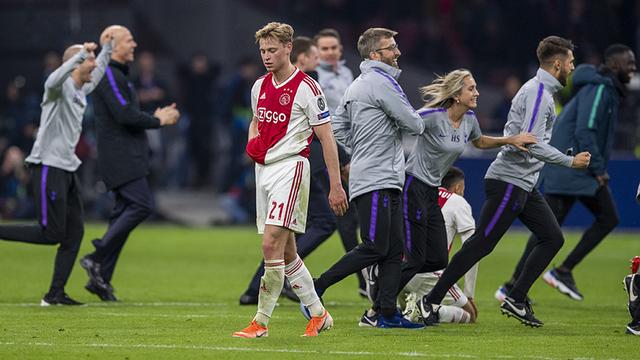 阿贾克斯罕见净胜，主场领先巴黎，晋级在望的简单介绍