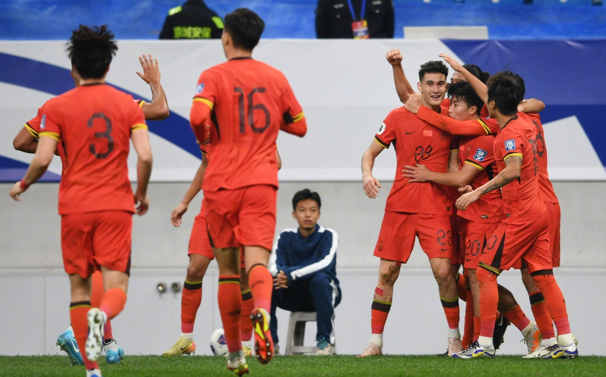 开云体育官方-赛场上球队拼尽全力争夺胜利