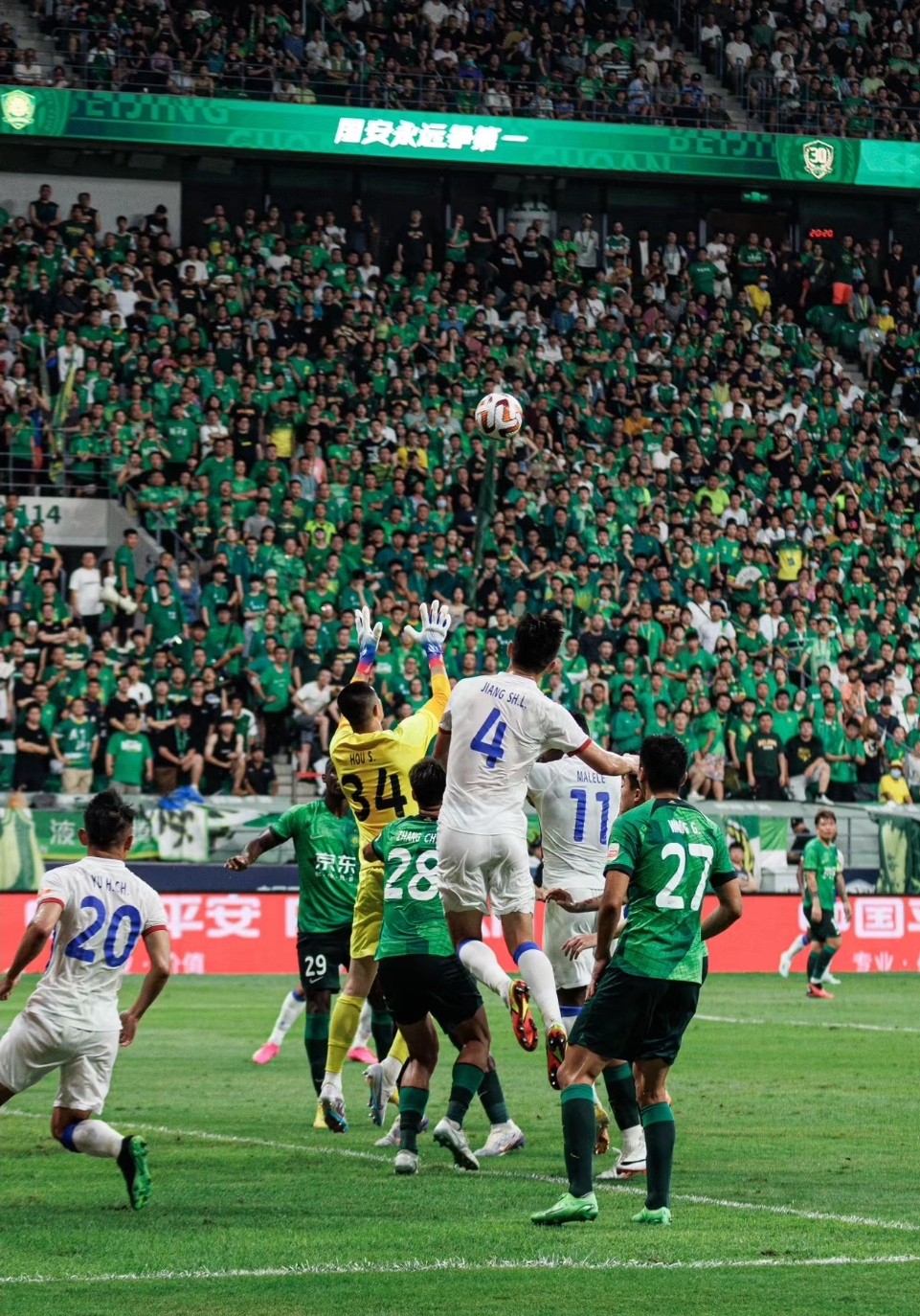 赛场上球队拼尽全力争夺胜利 赛场上球队拼尽全力争夺胜利