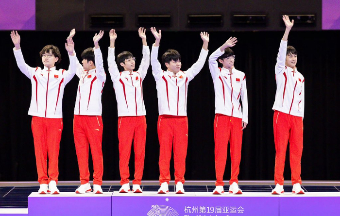 包含江苏男篮主场成功卫冕，稳固领先地位的词条