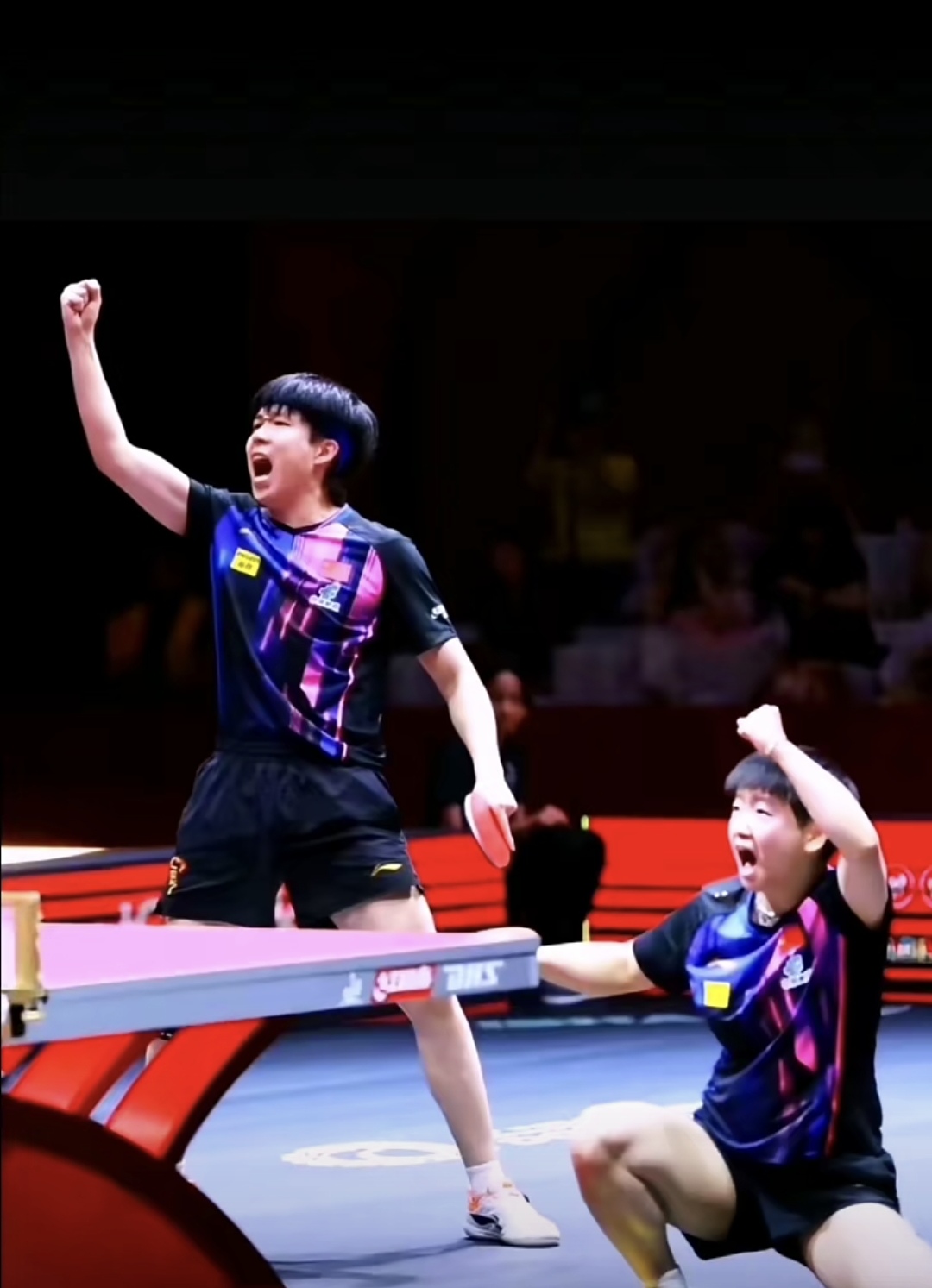 包含篮球明星异国对决，现场气氛热烈的词条