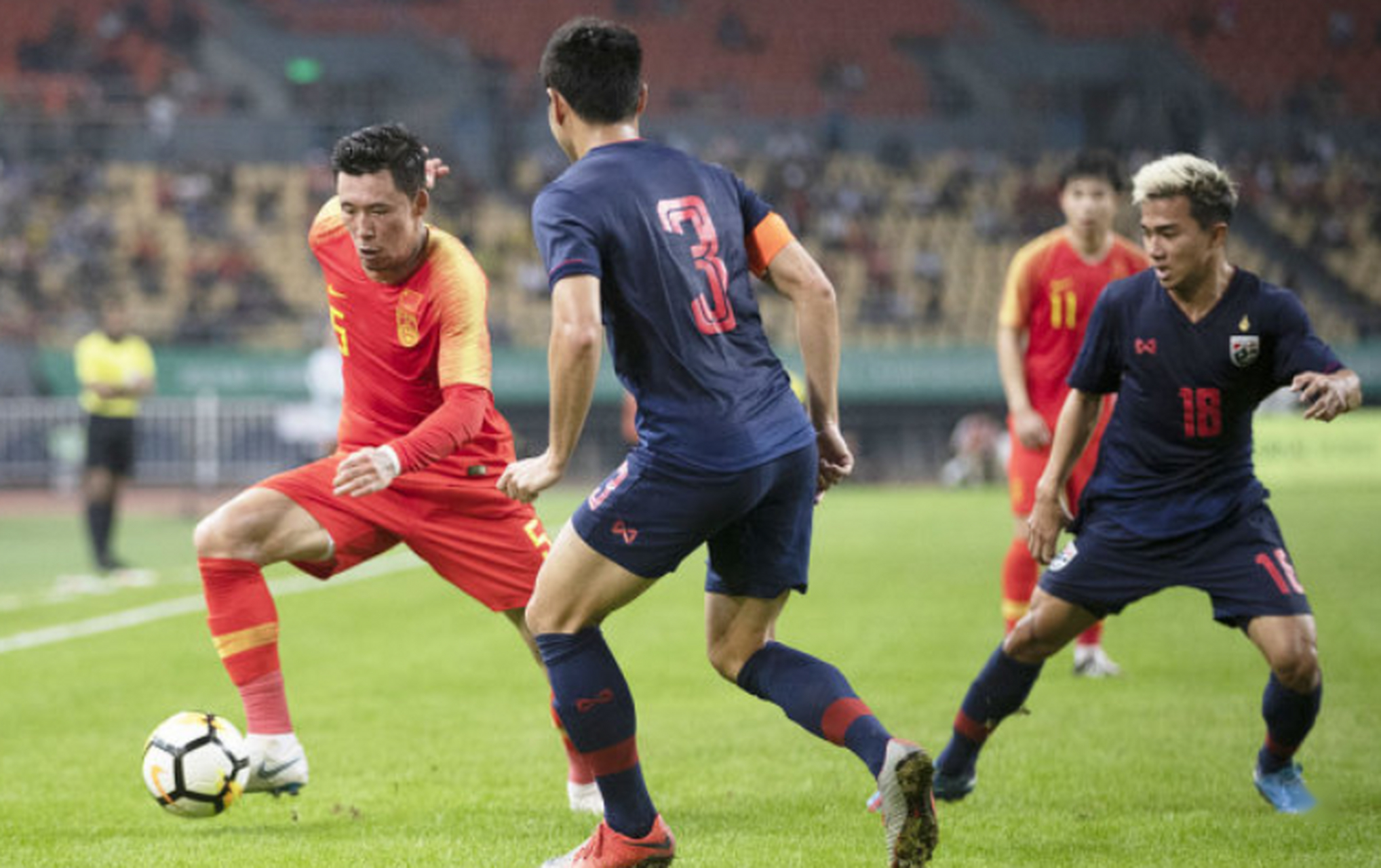 精彩纷呈,亚洲足球赛场上的惊险瞬间 精彩纷呈,亚洲足球赛场上的惊险瞬间